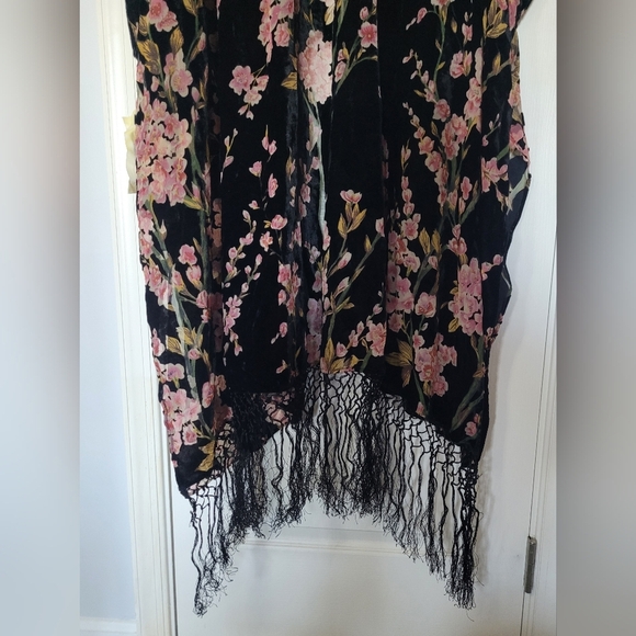 ARATTA Holiday Garden Velvet Black & Floral Kimono with Fringe. OS NWT MSRP $222 - Picture 11 of 11